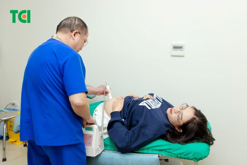 Mẹ bầu bị táo bón lâu ngày không khỏi nên đi khám để được đưa ra phác đồ điều trị kịp thời