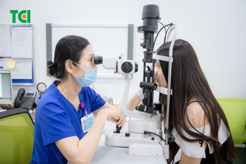 Chữa bệnh đau mắt đỏ: thăm khám bác sĩ để có phác đồ điều trị phù hợp nhất