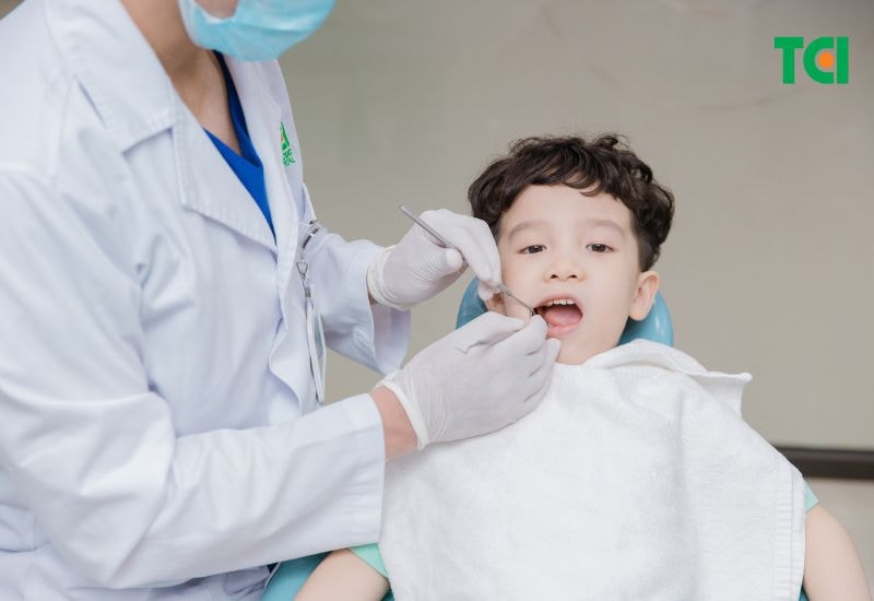 Khi nhận thấy dấu hiệu sâu răng ở trẻ hãy đưa trẻ đi khám nha khoa để điều trị kịp thời.