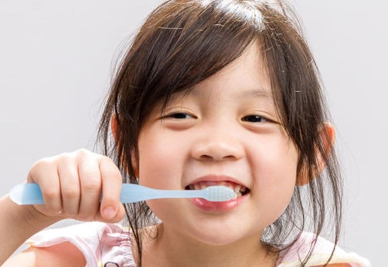 Khi nhận thấy dấu hiệu sâu răng ở trẻ hãy đưa trẻ đi khám nha khoa