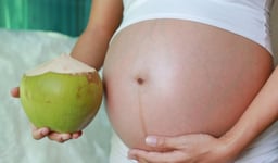 Bà bầu có nên uống nước dừa? Lợi ích và lưu ý cần biết