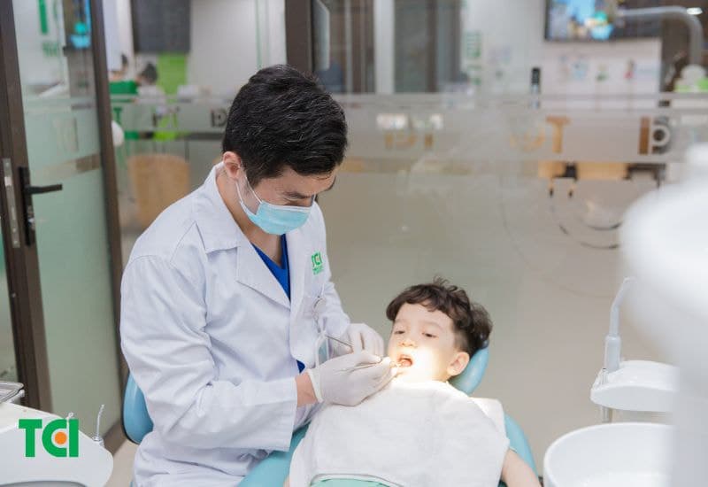 Tình trạng bé 1 tuổi bị hôi miệng kéo dài, hãy đưa trẻ đến nha khoa để thăm khám.