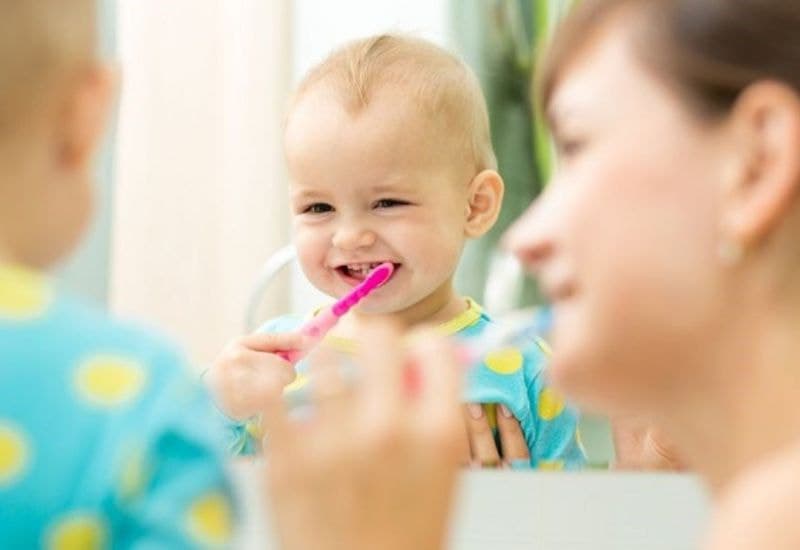 Bé 2 tuổi bị sưng lợi cần vệ sinh răng miệng sạch sẽ