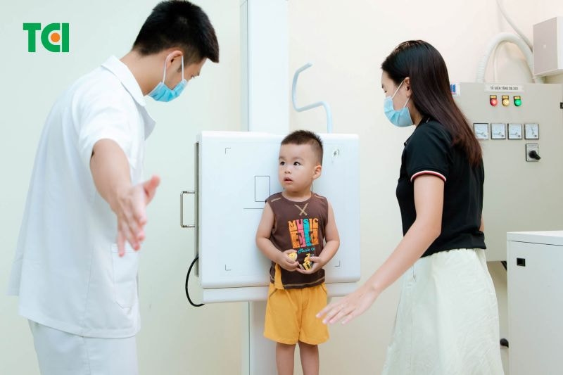 Khám sức khỏe định kỳ là một trong những cách phổ biến nhất để kiểm tra tình trạng dinh dưỡng của bé.