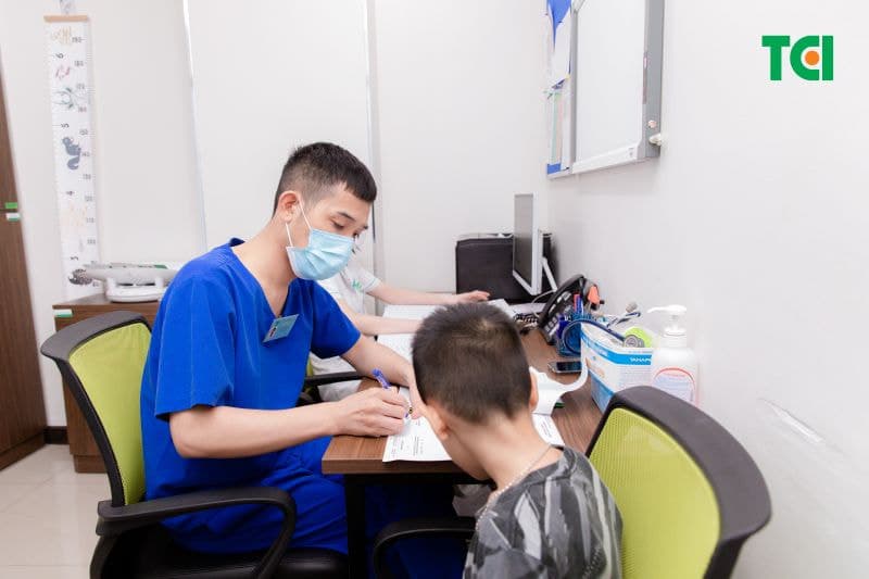 Cha mẹ có thể bổ sung vi chất thông qua thực phẩm tự nhiên hoặc các sản phẩm bổ sung theo chỉ định của bác sĩ.