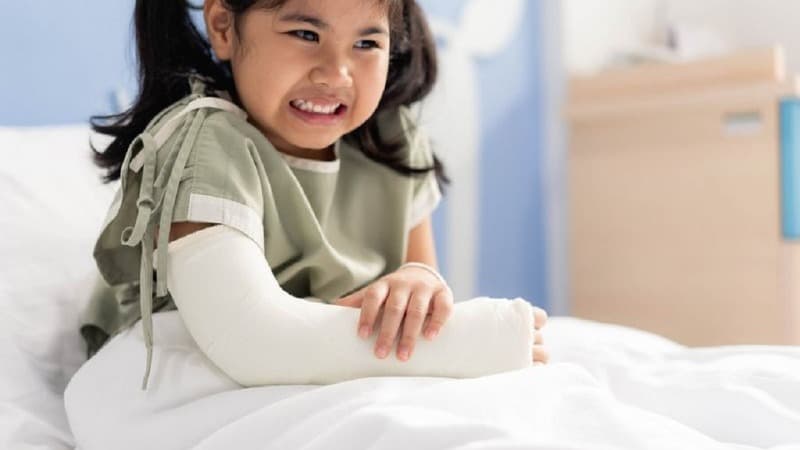 Phương pháp này bao gồm nẹp, bó bột, băng tam giác và các hình thức cố định khác