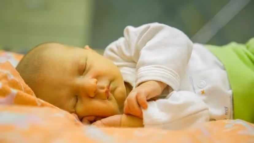 Giải đáp thắc mắc em bé bị vàng da mẹ kiêng ăn gì