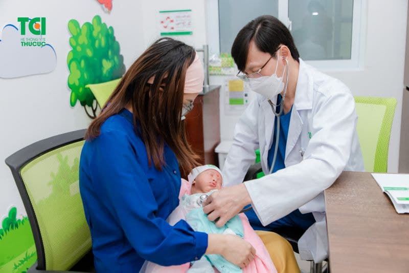 em bé bị vàng da mẹ kiêng ăn gì