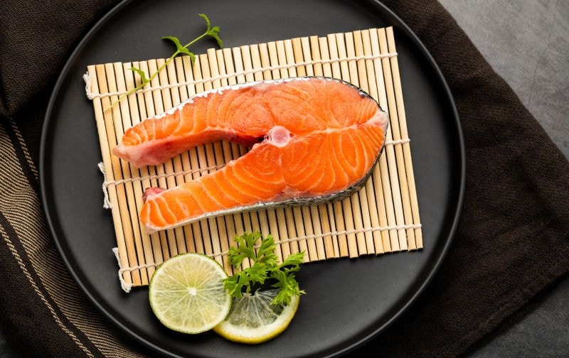 Với hàm lượng dinh dưỡng dồi dào, cá hồi là lựa chọn lý tưởng để hỗ trợ sự phát triển toàn diện của trẻ.