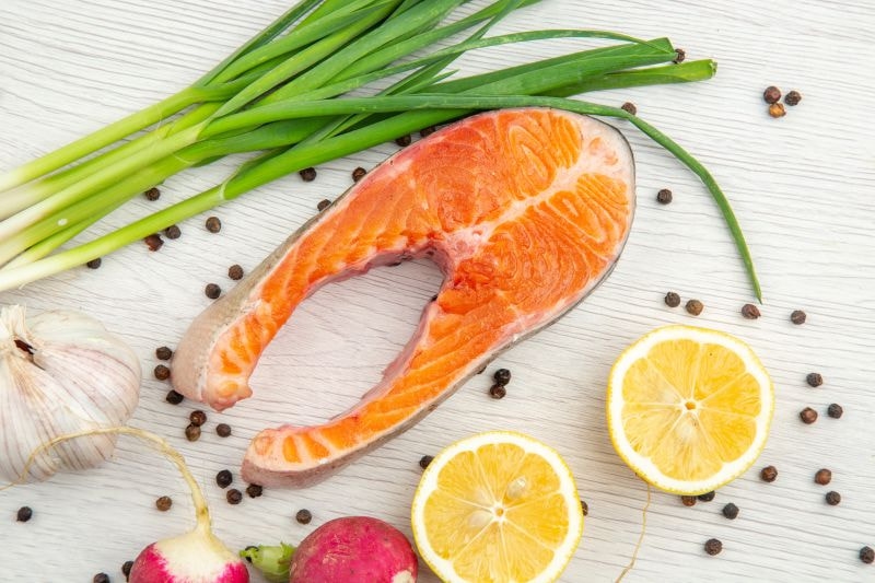 Cá hồi cung cấp vitamin D và phốt pho, hai dưỡng chất cần thiết để cơ thể hấp thụ và sử dụng canxi hiệu quả.