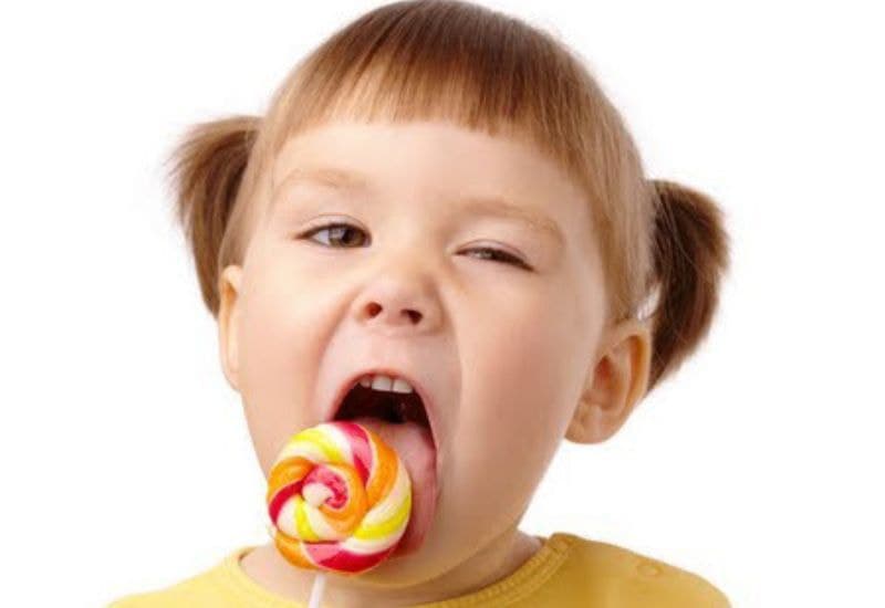 Thói quen ăn quá nhiều đồ ngọt là nguyên nhân phổ biến khiến bé bị viêm chân răng.
