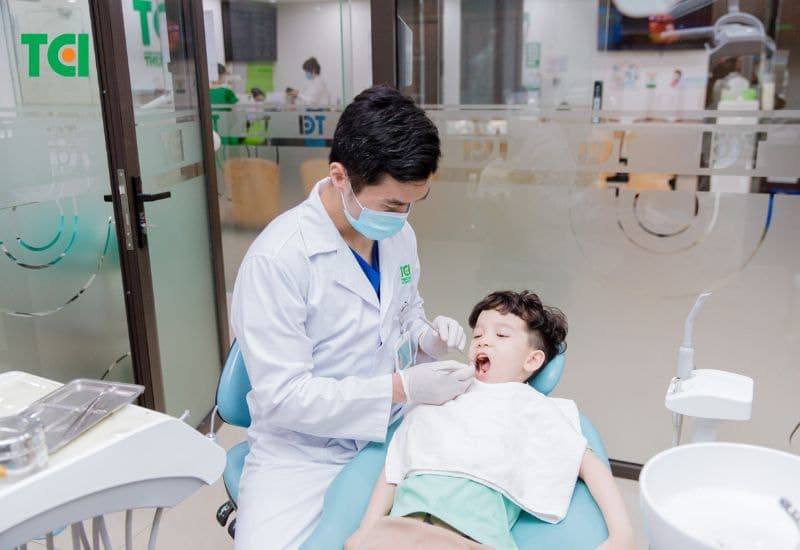 Khi bé bị viêm chân răng không thuyên giảm, cha mẹ nên đưa trẻ đến nha khoa để được kiểm tra và xử lý sớm.