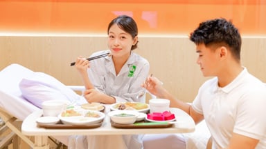 Mẹ nên ăn gì để con không bị táo bón và lời khuyên chuyên gia