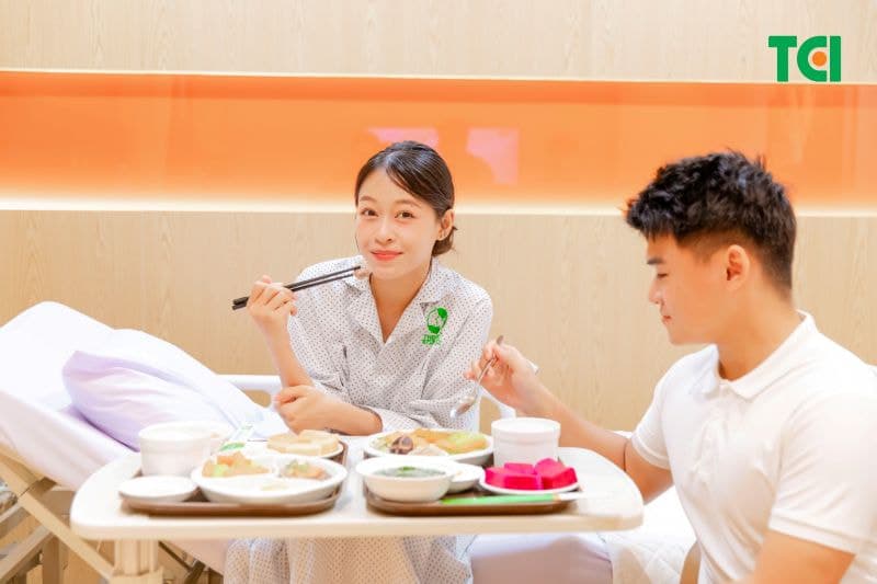 Chế độ ăn uống của mẹ đóng vai trò quan trọng trong việc cung cấp các chất dinh dưỡng cần thiết cho trẻ thông qua sữa mẹ.