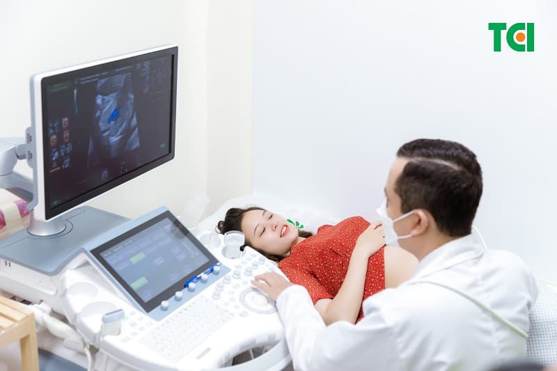 dấu hiệu mang thai 3 tháng đầu - đi khám thai định kỳ