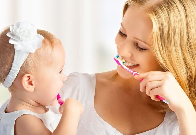 Để chữa sâu răng trẻ em hiệu quả, cha mẹ cần chú trọng hướng dẫn trẻ vệ sinh răng miệng đúng cách.