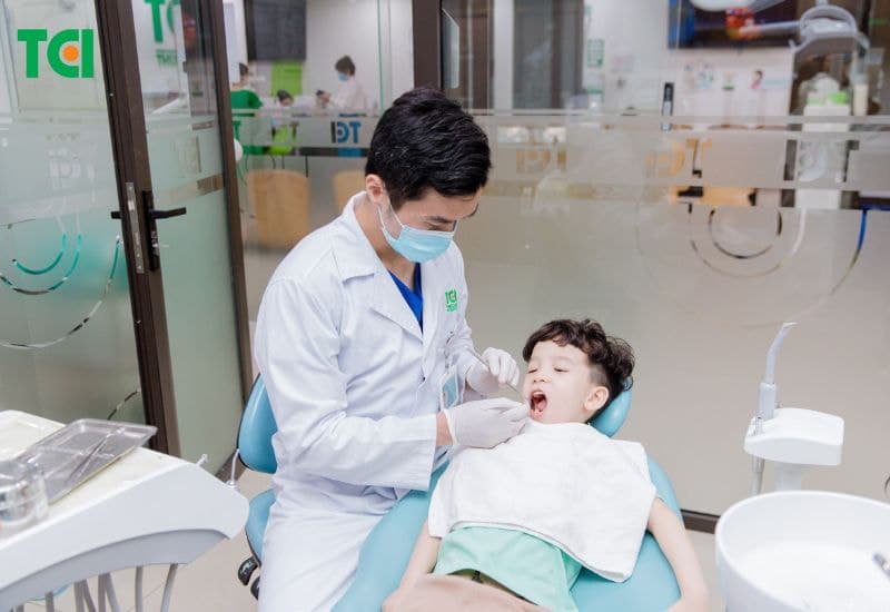 Nên đưa trẻ đi thăm khám nha khoa để chữa sâu răng trẻ em.