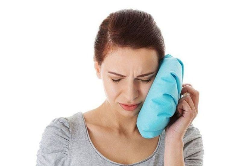 Chườm đá lạnh giúp cải thiện tình trạng răng sâu bị nhức tạm thời