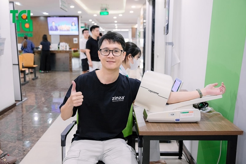 nhân viên đi khám sức khỏe