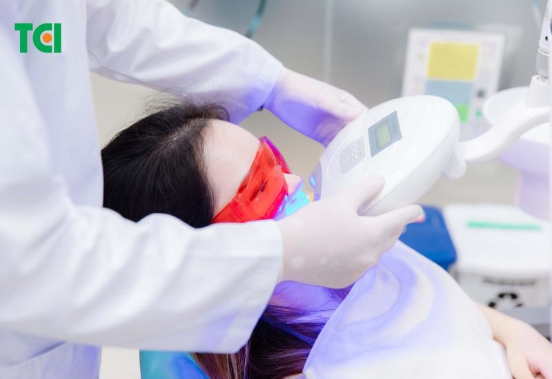 Hạn chế tình trạng tẩy trắng răng bị buốt là nên chọn cơ sở nha khoa uy tín.