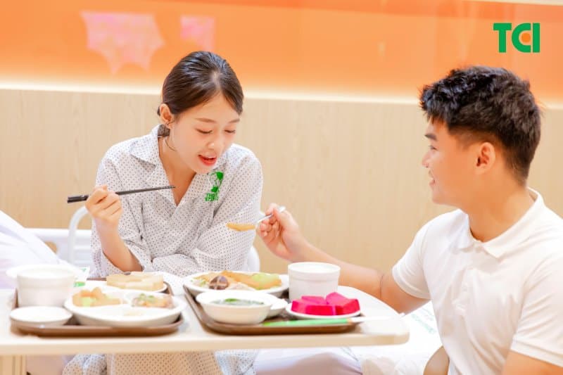 Thực đơn cho người đẻ mổ: Chế độ dinh dưỡng cho mẹ sau sinh cần đảm bảo các nhóm chất bao gồm: đạm (protein), chất béo, chất xơ, vitamin A, vitamin C, sắt, kẽm và nước