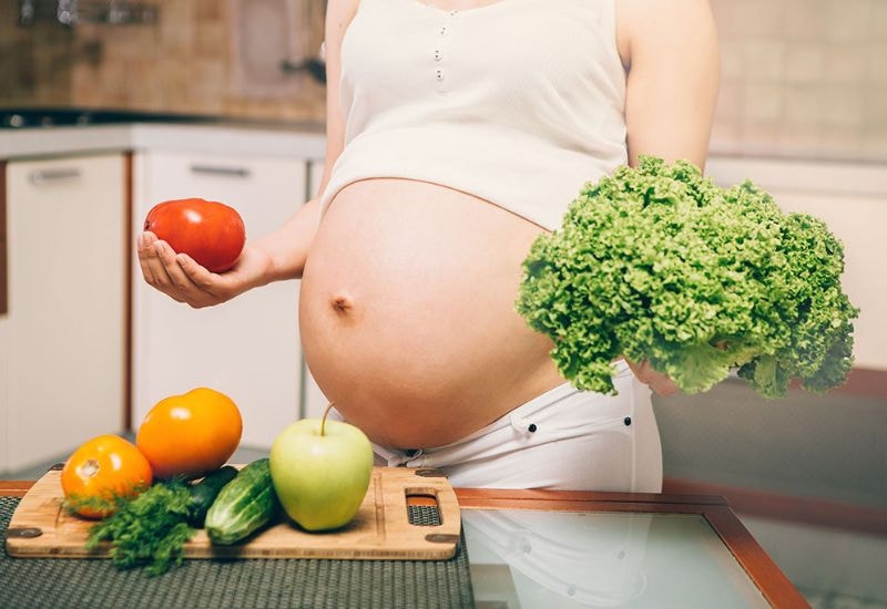 Khi nhận thấy có dấu hiệu mang thai 4 tuần hãy thay đổi chế độ ăn uống, bổ sung nhiều rau xanh