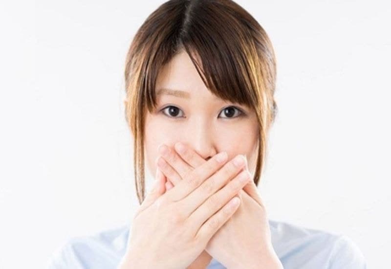 Triệu chứng hôi miệng có thể đến từ nhiều yếu tố khác nhau.