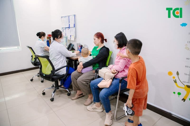 trẻ ăn trứng gà nhiều có tốt không