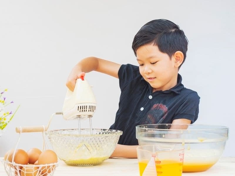 Đối với trẻ trong độ tuổi mẫu giáo và tiểu học, trứng gà còn là một nguồn dinh dưỡng tiện lợi.