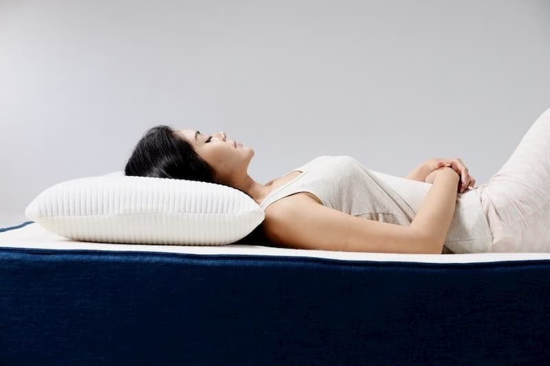 Nằm ngửa là tư thế được chuyên gia khuyến khích cho người bị gãy xương đòn