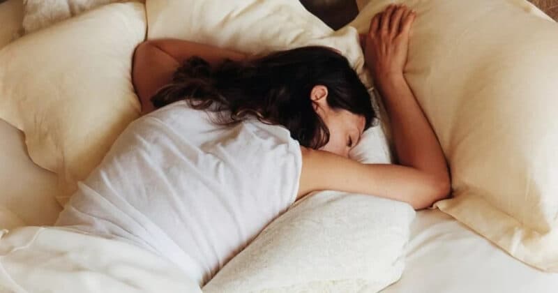 Nằm sấp gây chèn ép lớn lên vùng gãy, làm tăng đau và chậm lành xương