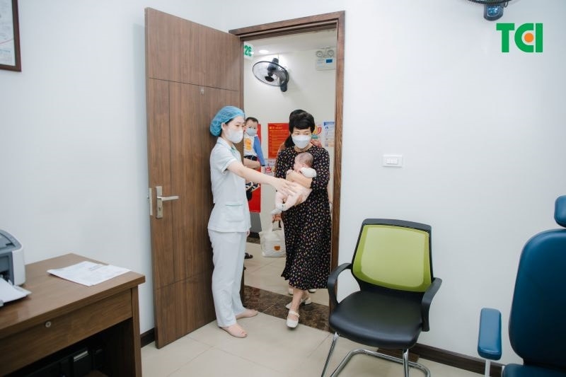 xử trí sặc sữa - đưa trẻ đến cơ sở y tế