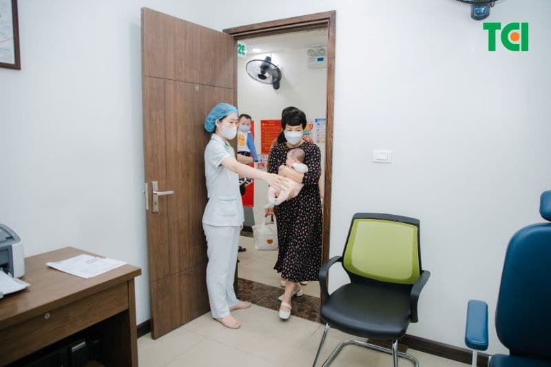 xử trí sặc sữa - đưa trẻ đến cơ sở y tế