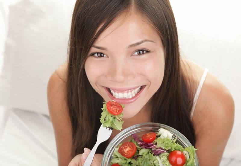 Tăng rau xanh, chất xơ hòa tan (yến mạch, chuối, táo) là một trong những khuyến nghị xử trí ban đầu khi nghi ngờ bụng to do các vấn đề tiêu hóa.