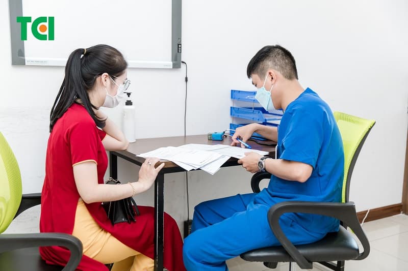 Khám toàn thân giúp bác sĩ đánh giá sơ bộ tình trạng sức khỏe hiện tại của nhân viên