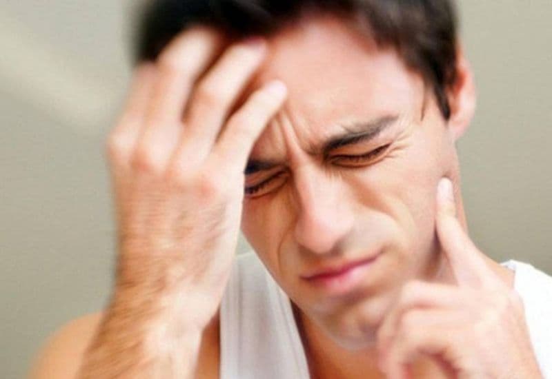 Đau lợi răng khôn thường khởi đầu bằng những cơn đau nhói hoặc âm ỉ ở nướu sau hàm.