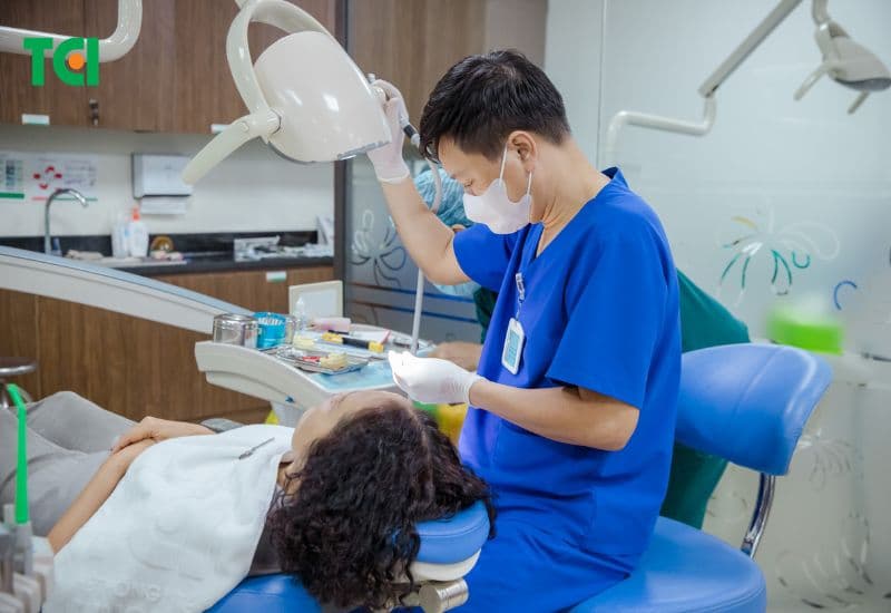 Khám nha khoa định kỳ giúp phát hiện sớm và điều trị kịp thời tình trạng đau lợi răng khôn, từ đó ngăn ngừa những biến chứng nguy hiểm về sau.