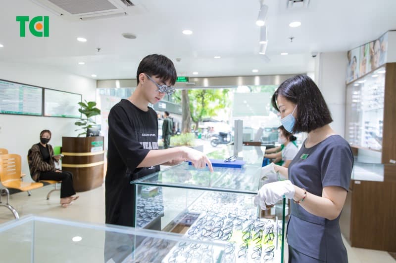 Đo kính ở bệnh viện mắt: Sau khi đo xong sẽ được lựa chọn mẫu kính phù hợp tùy theo mong muốn bản thân