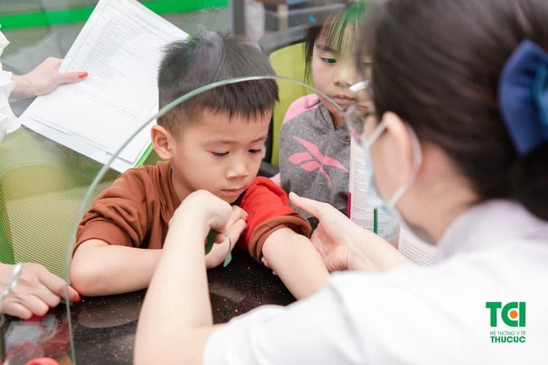 trẻ nên được đi khám sức khỏe định kỳ