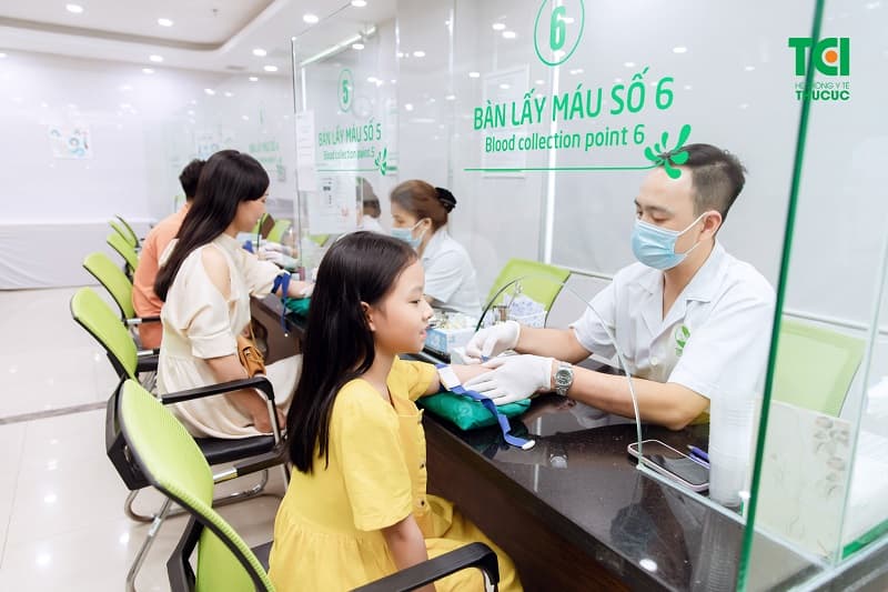 Bác sĩ kiểm tra sức khỏe cho bé