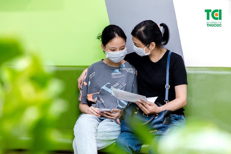 ba mẹ luôn đồng hành khám sức khỏe với con