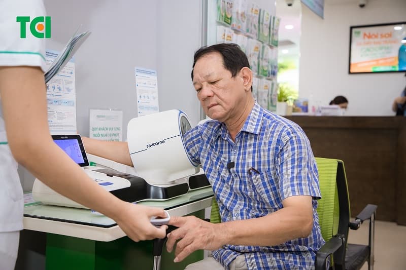 Người lớn tuổi thường đối diện nhiều bệnh mạn tính như thoái hóa khớp, loãng xương, Parkinson