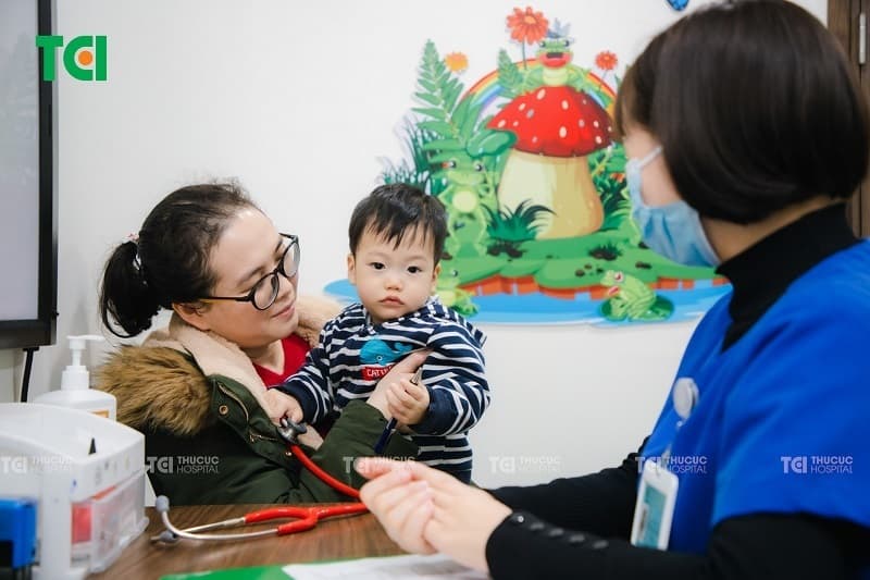 món cháo bổ dưỡng cho bé bị ốm - đi khám bác sĩ