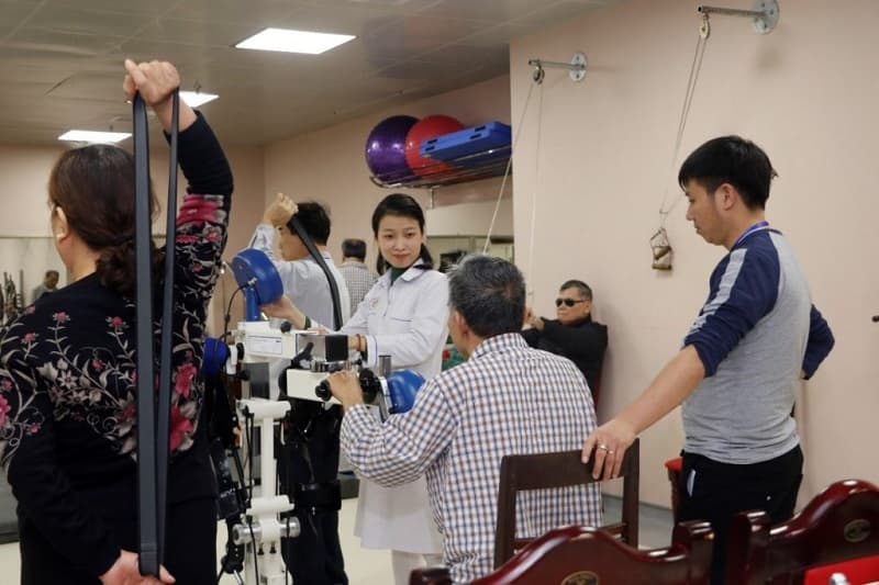 Việc điều trị kết hợp với chương trình phục hồi chức năng phù hợp đóng vai trò quan trọng giúp cải thiện các chức năng bị suy giảm, đồng thời hạn chế hậu quả lâu dài.