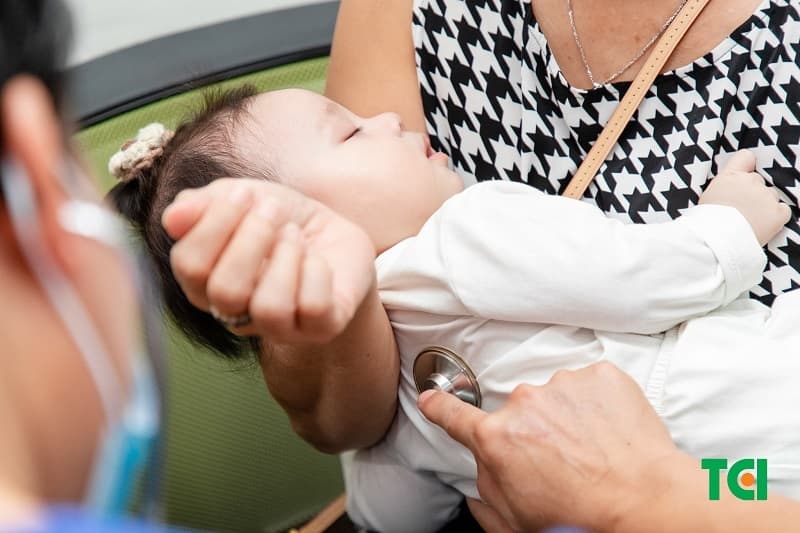 trẻ quấy khóc nên ăn gì - đi khám bác sĩ