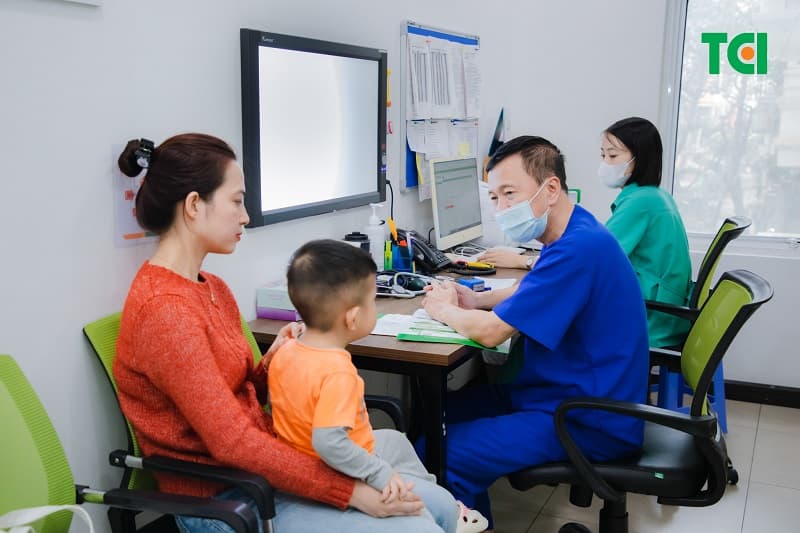 trẻ sốt siêu vi ăn gì tốt - đi khám bác sĩ