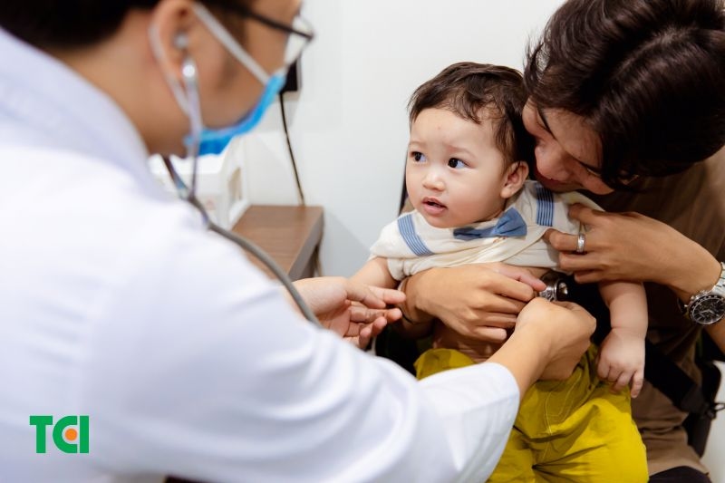 trẻ uống sữa công thức có cần bổ sung sắt