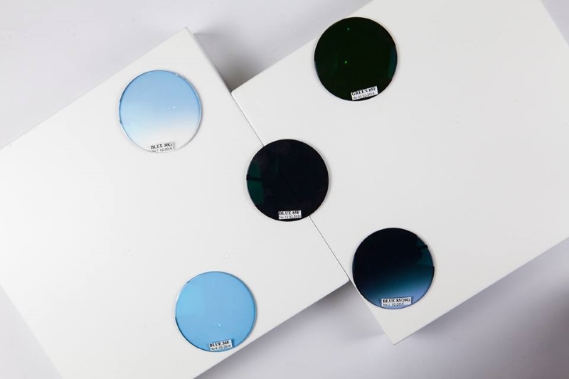 Tròng kính râm cận đeo có bị nhức mắt không?