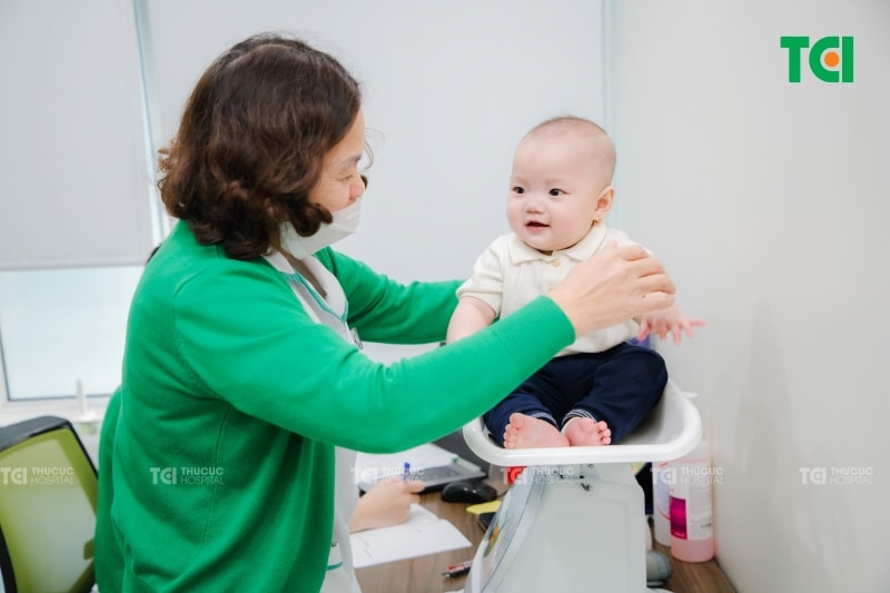 Biểu hiện của trẻ bị suy dinh dưỡng: Cha mẹ cần đưa con đi thăm khám định kỳ để được xét nghiệm sàng lọc và có chế độ dinh dưỡng hợp lý