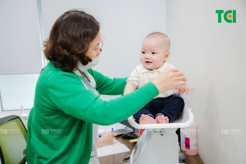 Biểu hiện của trẻ bị suy dinh dưỡng: Cha mẹ cần đưa con đi thăm khám định kỳ để được xét nghiệm sàng lọc và có chế độ dinh dưỡng hợp lý
